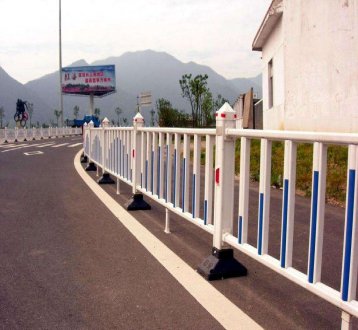 道路護(hù)欄生產(chǎn)廠家在哪里找